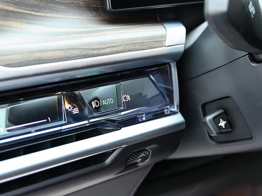 BMW i7 2024 car image #25