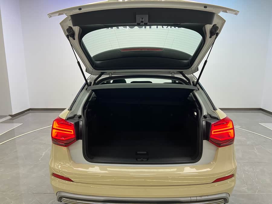 Audi Q2L e-tron 2021 immagine di auto #25