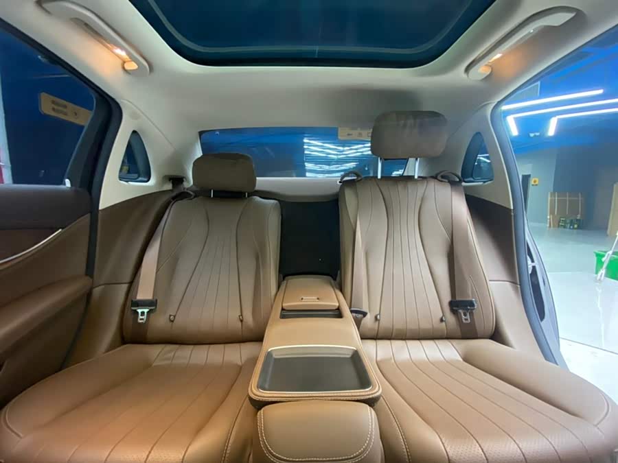 Mercedes-Benz E Class 2023 car image #25