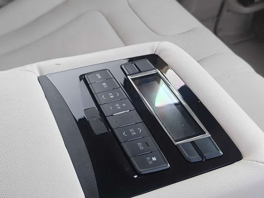 BYD e6 2015 car image #25