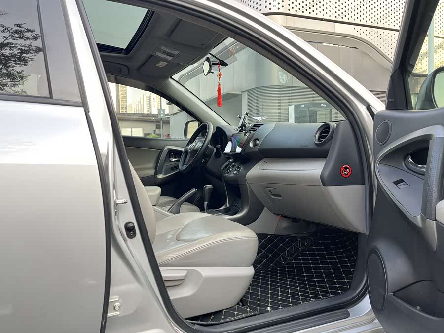 Toyota RAV4 2010 #25 Toyota RAV4 2010 car image #25