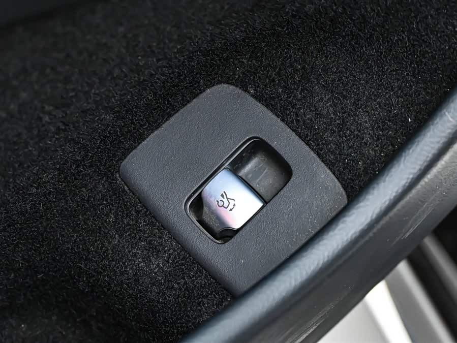 Mercedes-Benz E Class 2023 car image #25