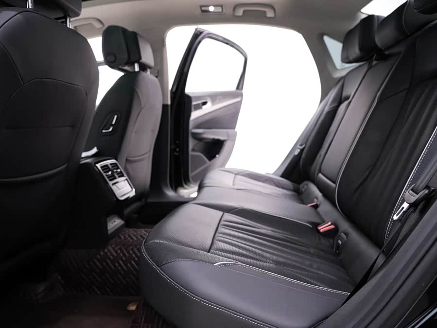 Volkswagen Passat 2023 immagine di auto #25