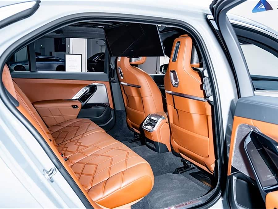 BMW i7 2025 car image #25