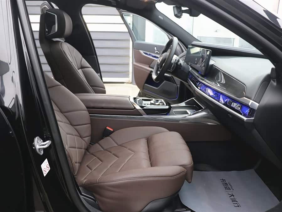 BMW 7 Series 2024 car image #25