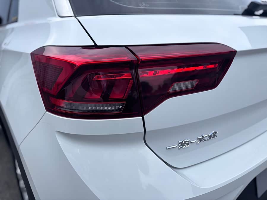 Volkswagen T-Roc 2019 car image #25