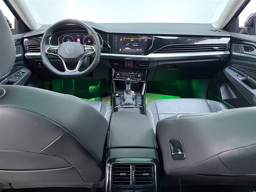 Volkswagen Passat 2023 car image #25