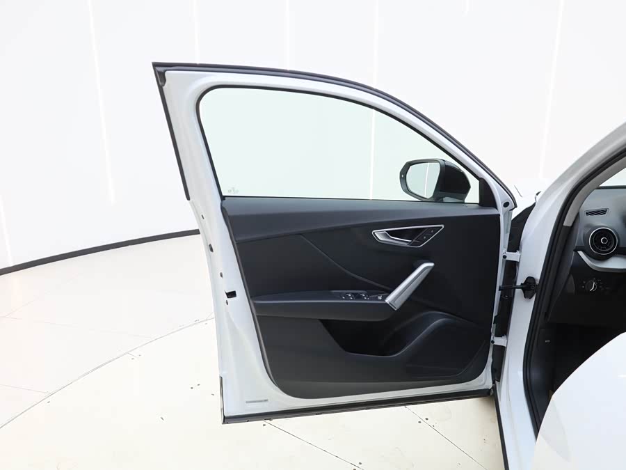 Audi Q2L 2021 car image #25