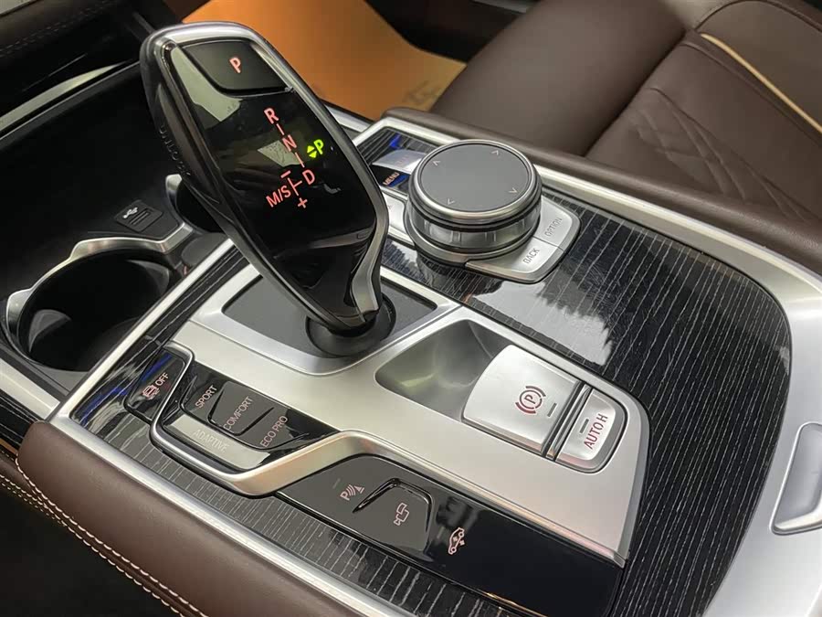 BMW 7 Series 2021 car image #25