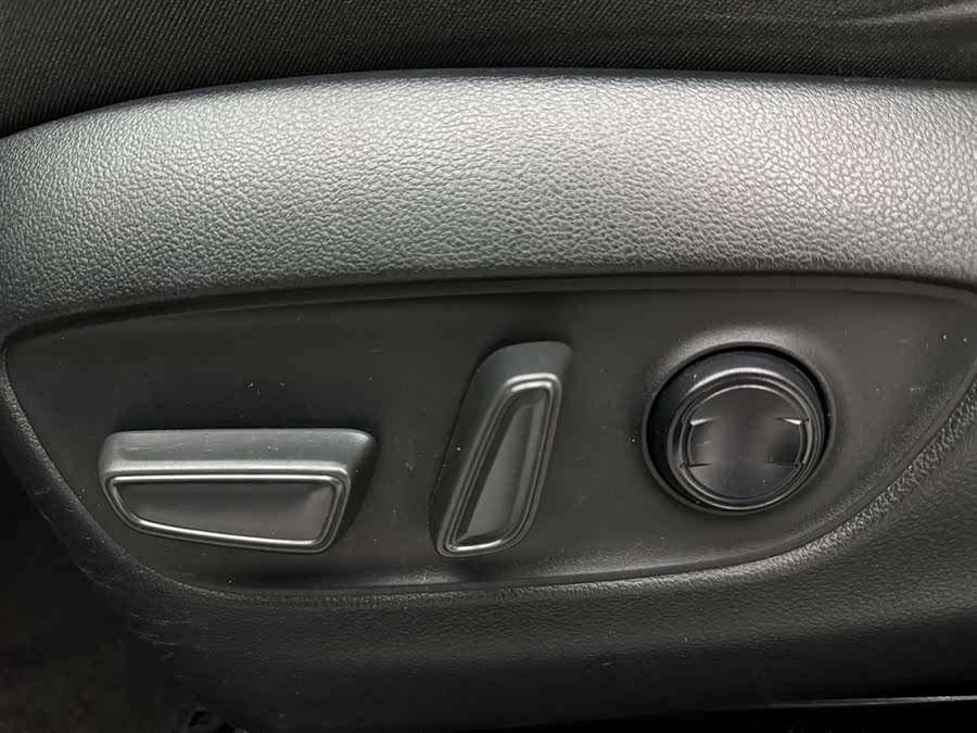 Toyota RAV4 2023 car image #25