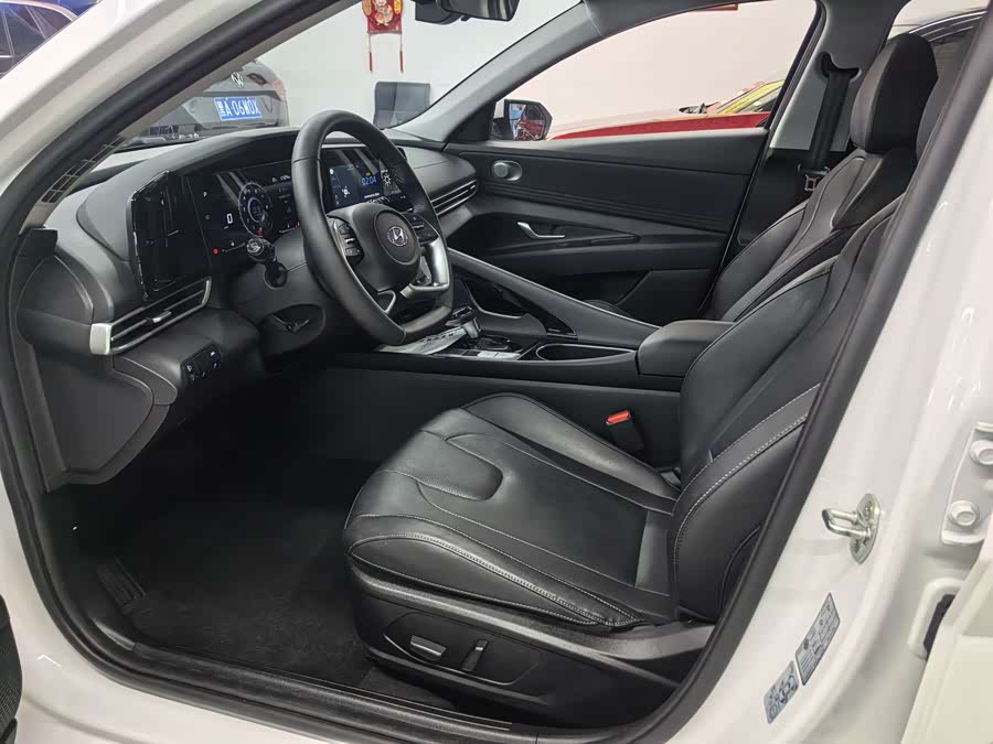 Hyundai Elantra 2023 immagine di auto #25