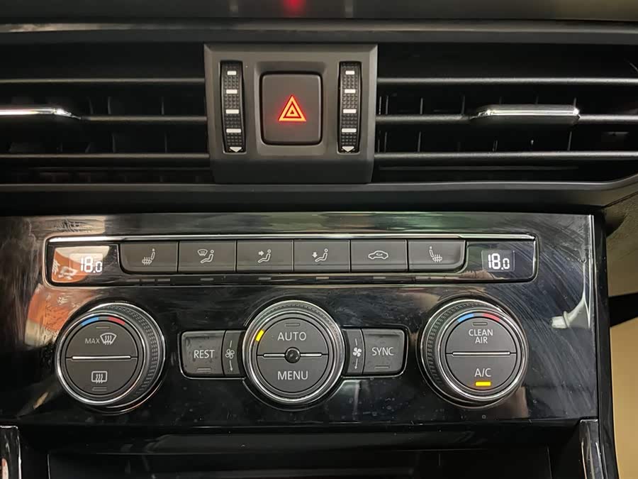 Volkswagen Passat 2020 car image #25