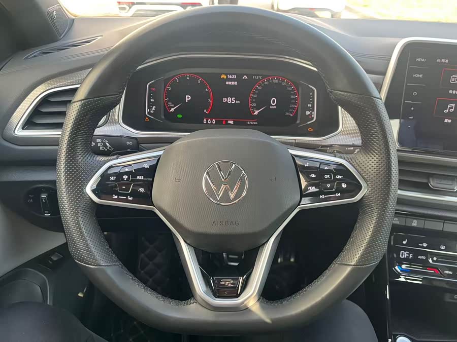 Volkswagen T-Roc 2023 car image #25