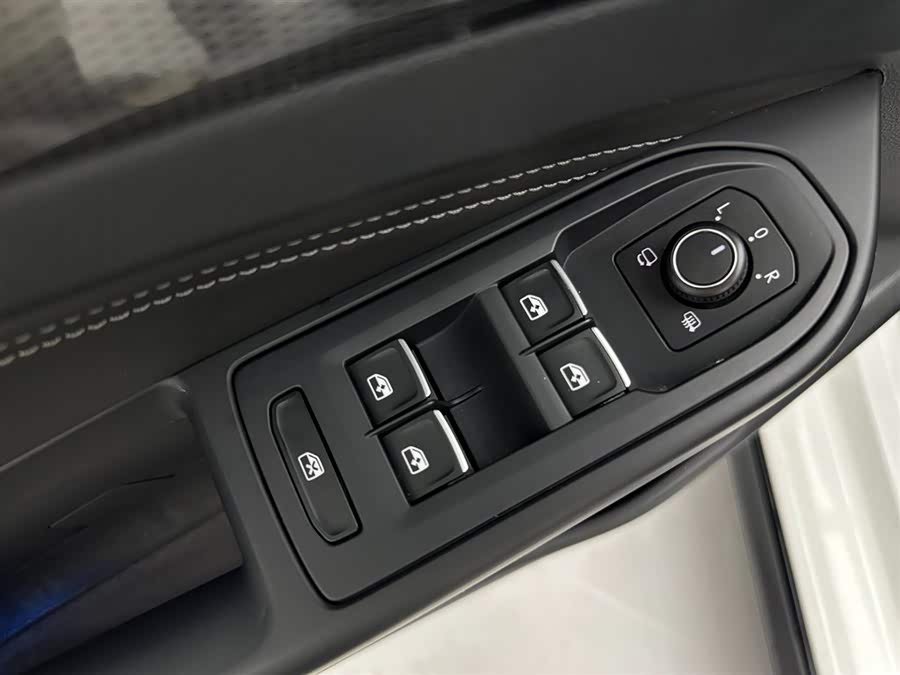 Volkswagen Golf 2020 car image #25