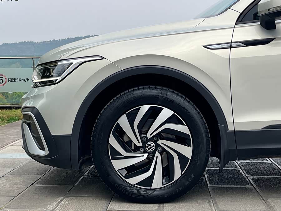 Volkswagen Tiguan L 2024 car image #25