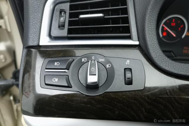 BMW 5 Series GT 2011 immagine di auto #25