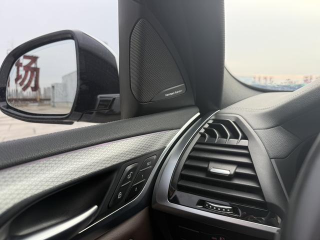 BMW X4 2021 car image #25