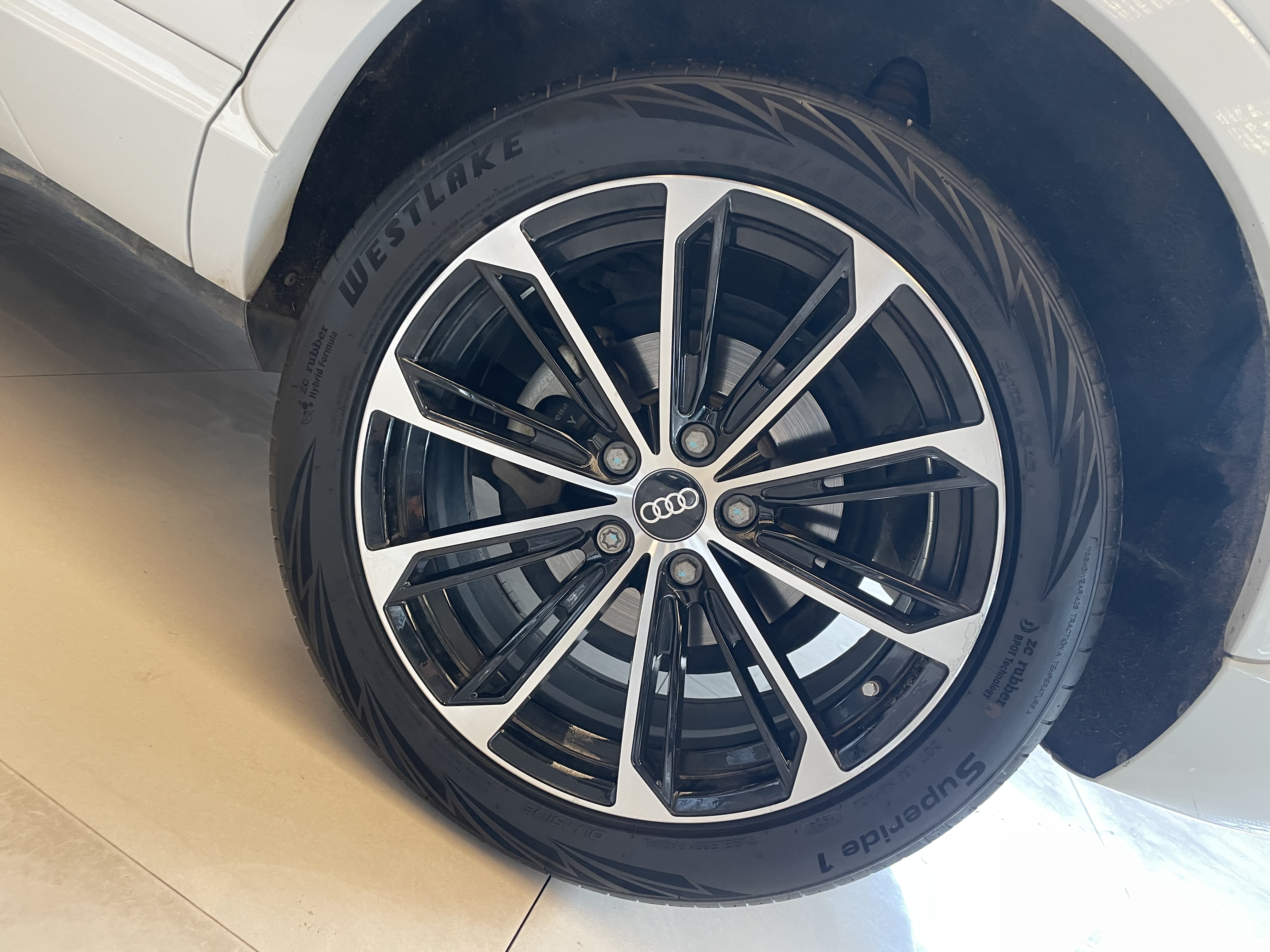 Audi Q3 2016 car image #25