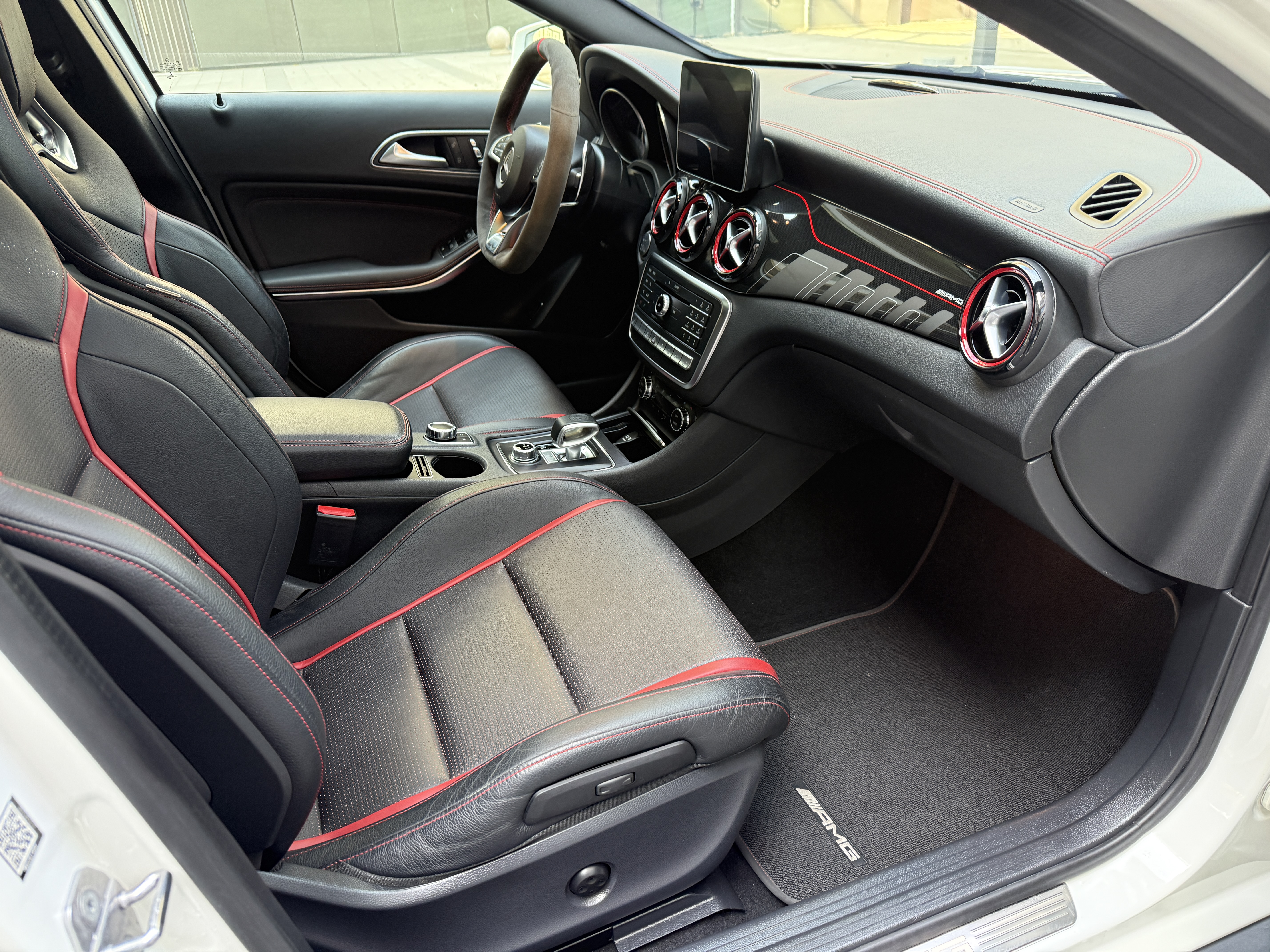 Mercedes-Benz GLA AMG 2019 immagine di auto #25