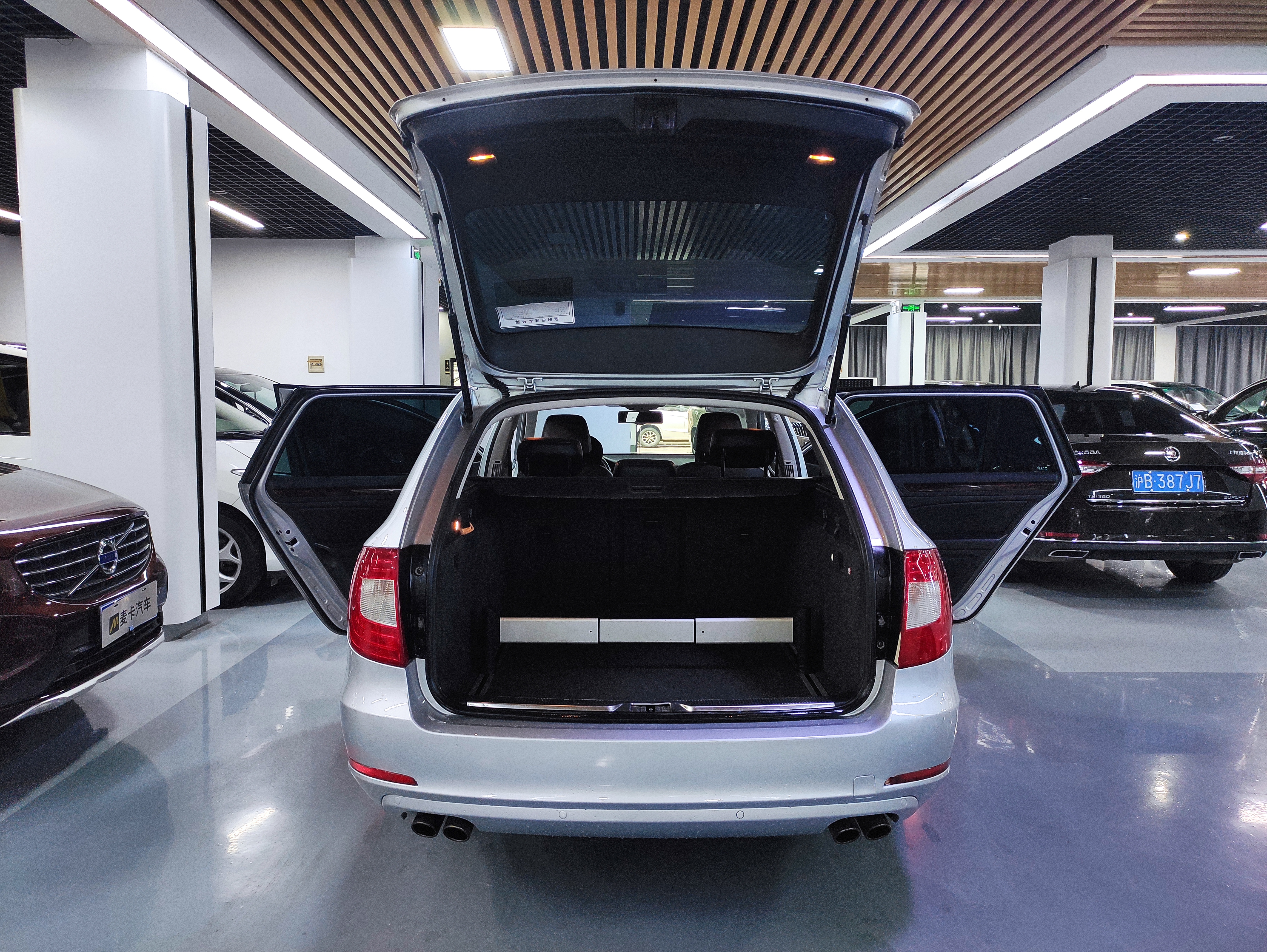 Skoda Superb Combi 2014 car image #25