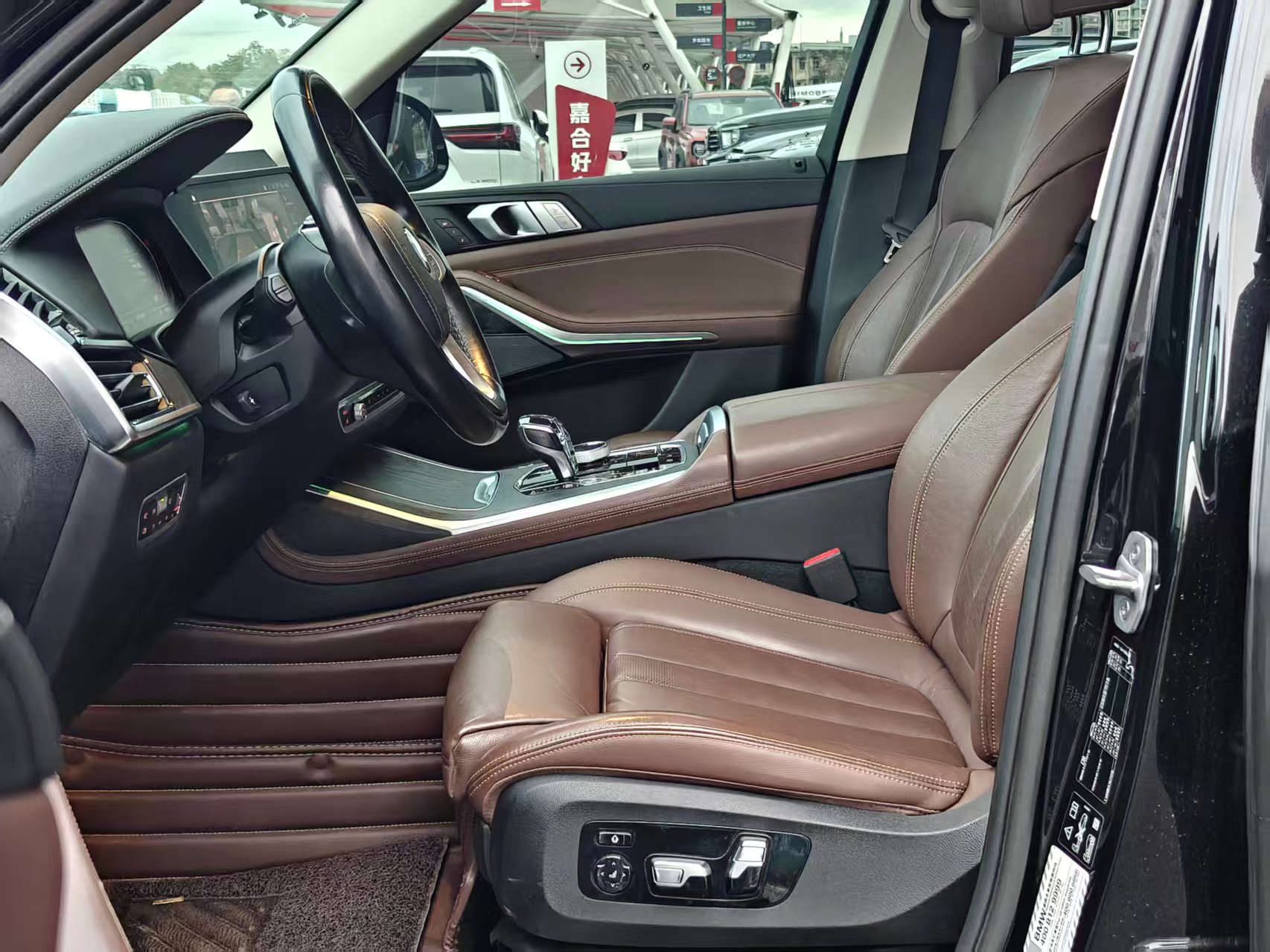 BMW X7 M60i 2019 car image #25