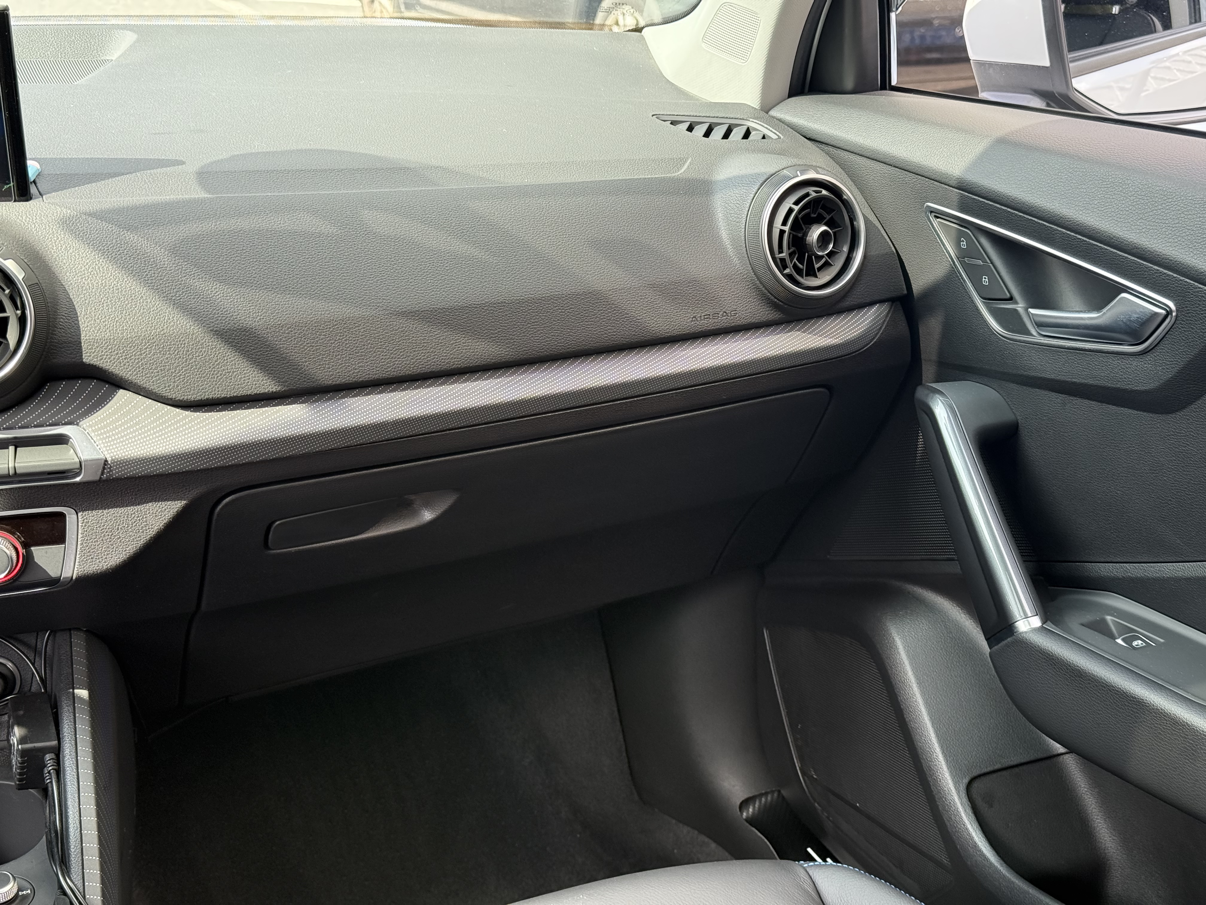 Q2L e-tron 2021 car image #25