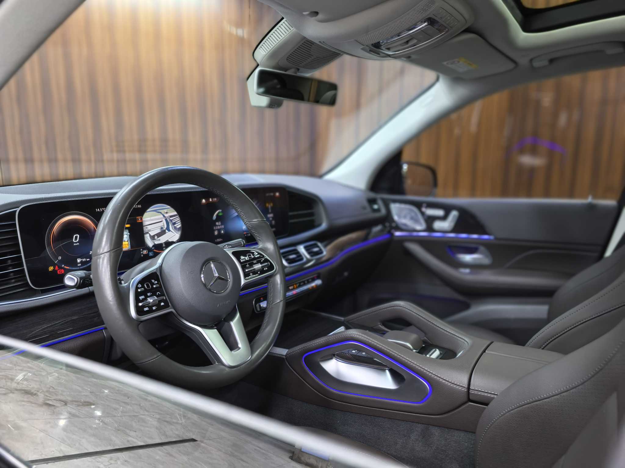 Mercedes-Benz GLE Class 2020 car image #25