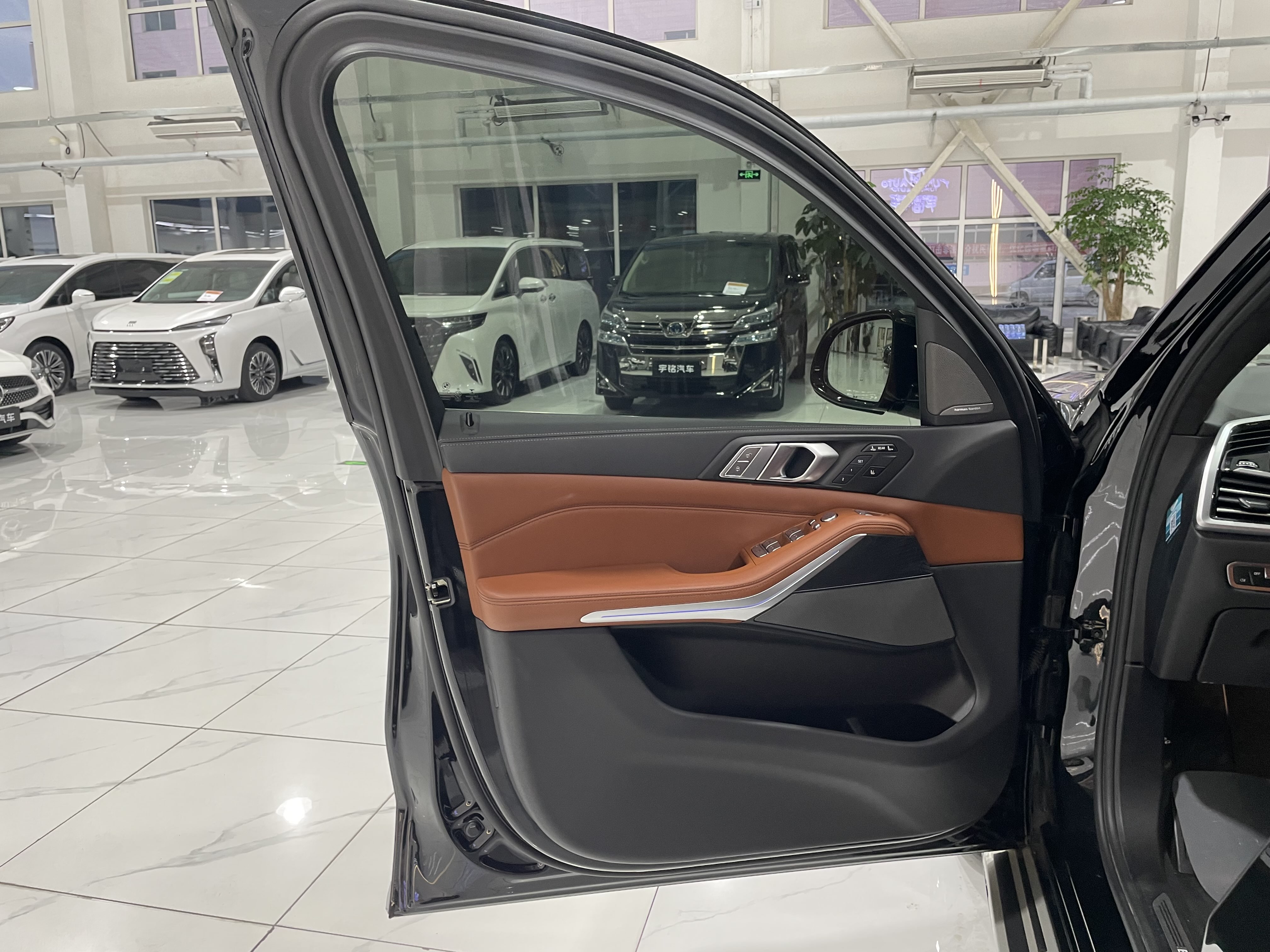 BMW X7 M60i 2021 car image #25