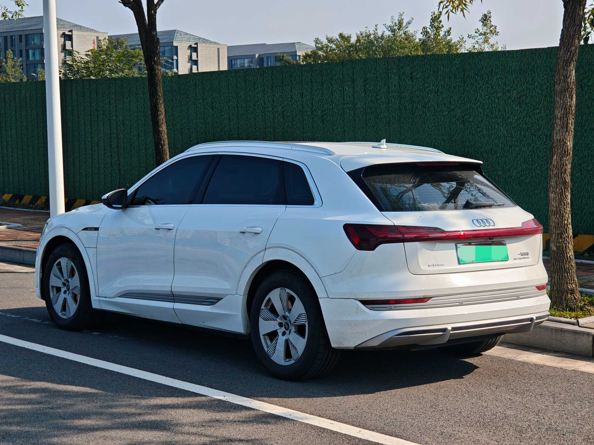 Audi e-tron 2022 car image #25