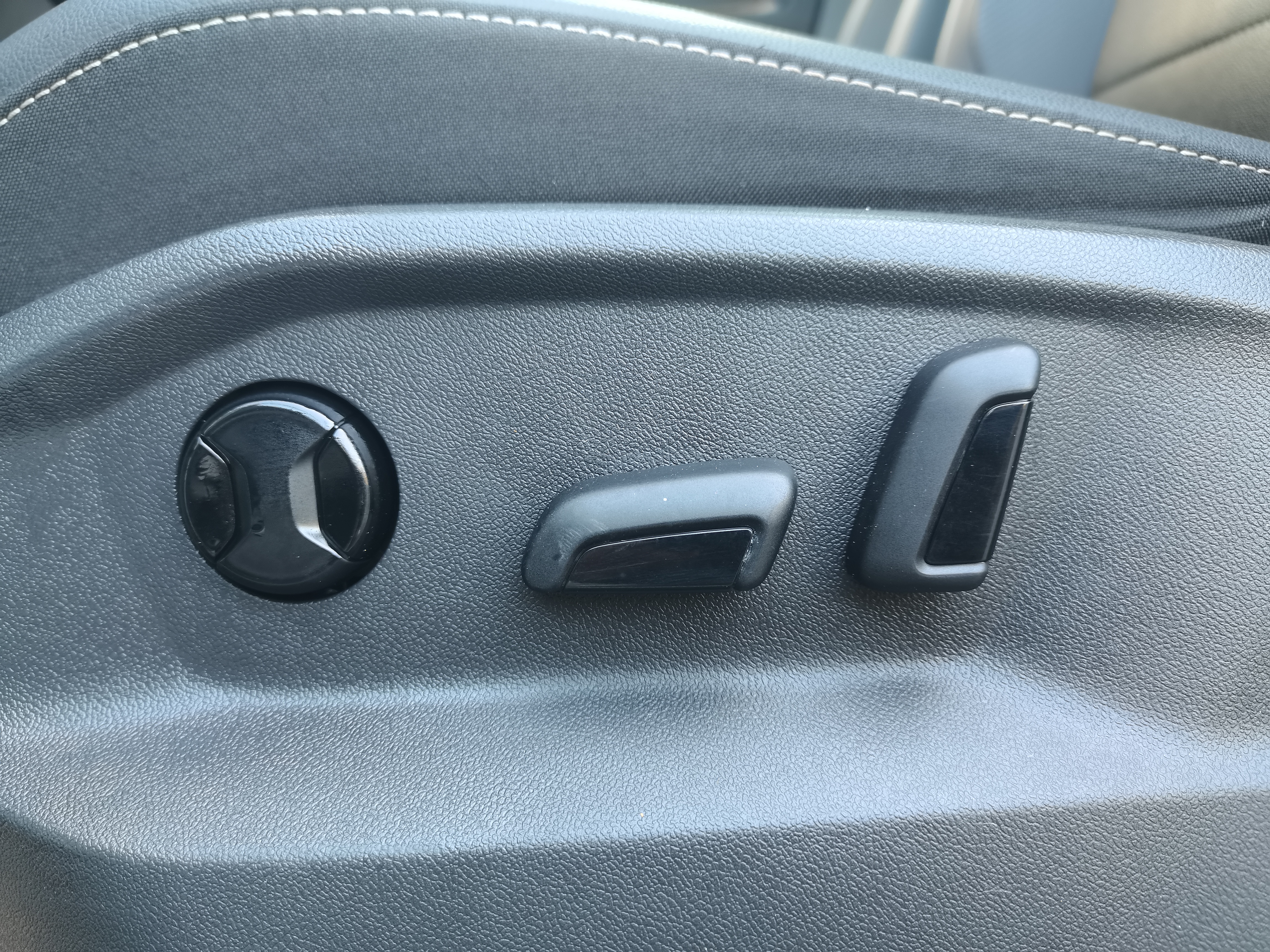 Volkswagen T-Roc 2023 car image #25
