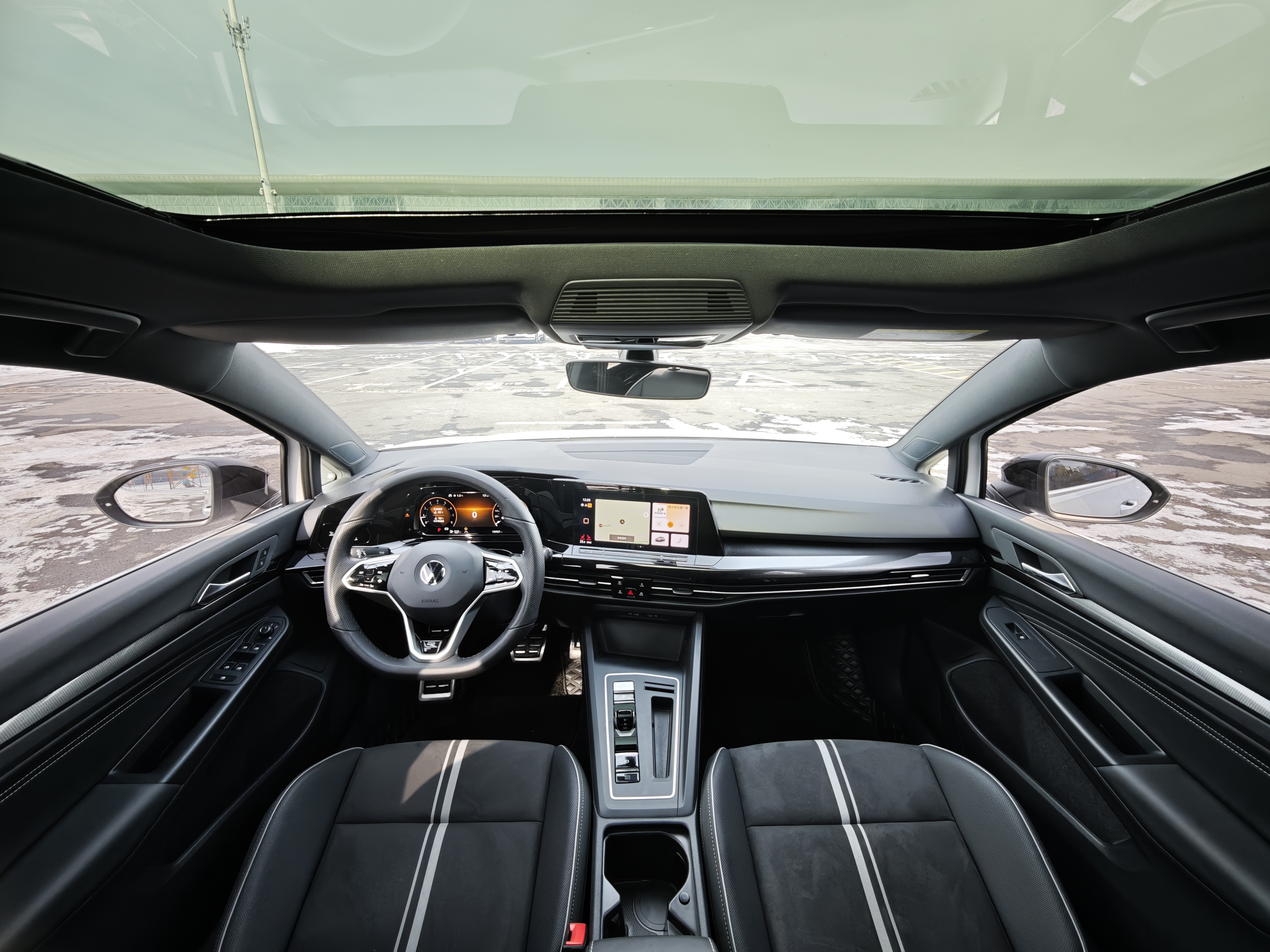 Volkswagen Golf 2023 car image #25