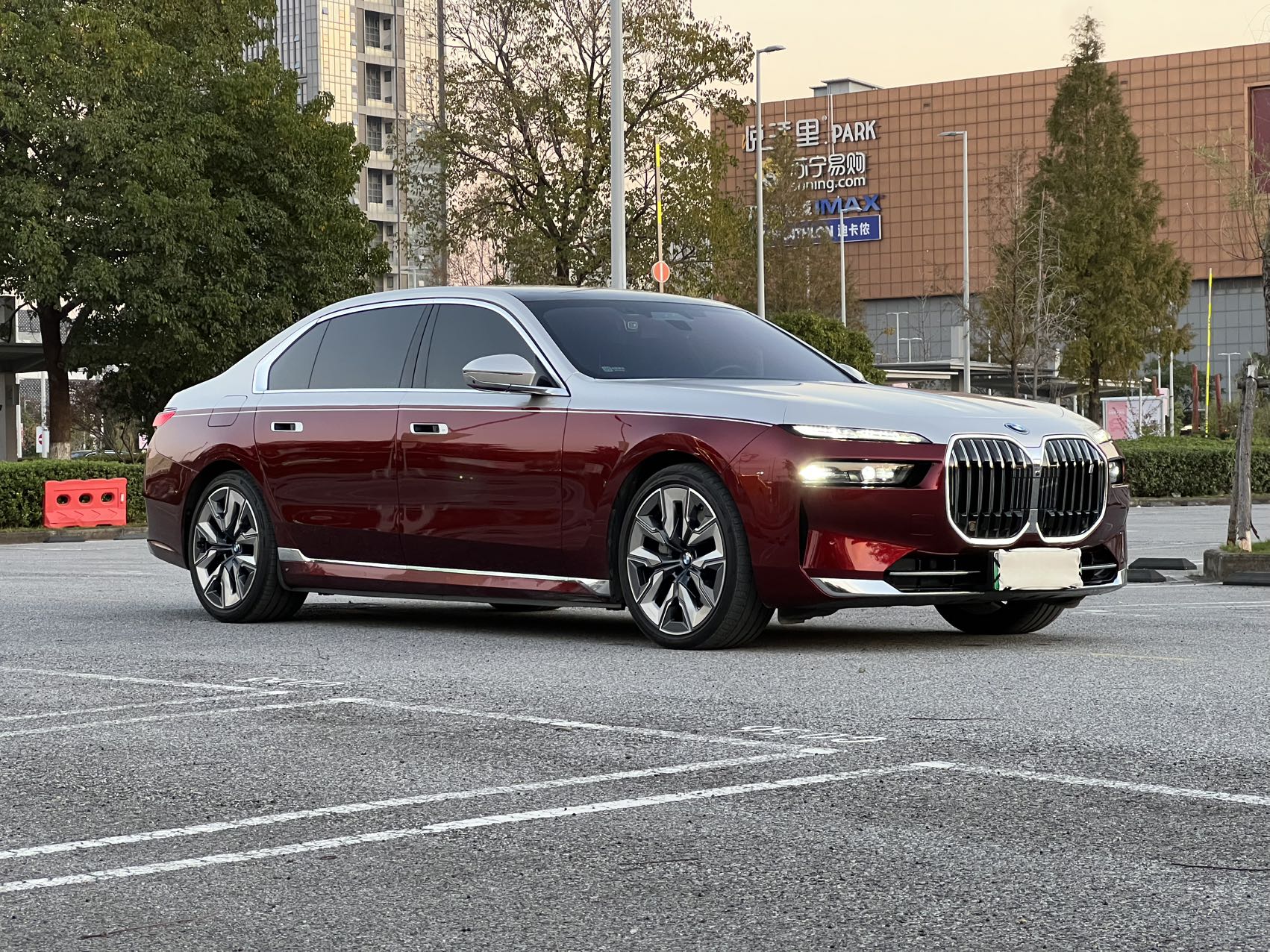 BMW i7 2023 car image #25