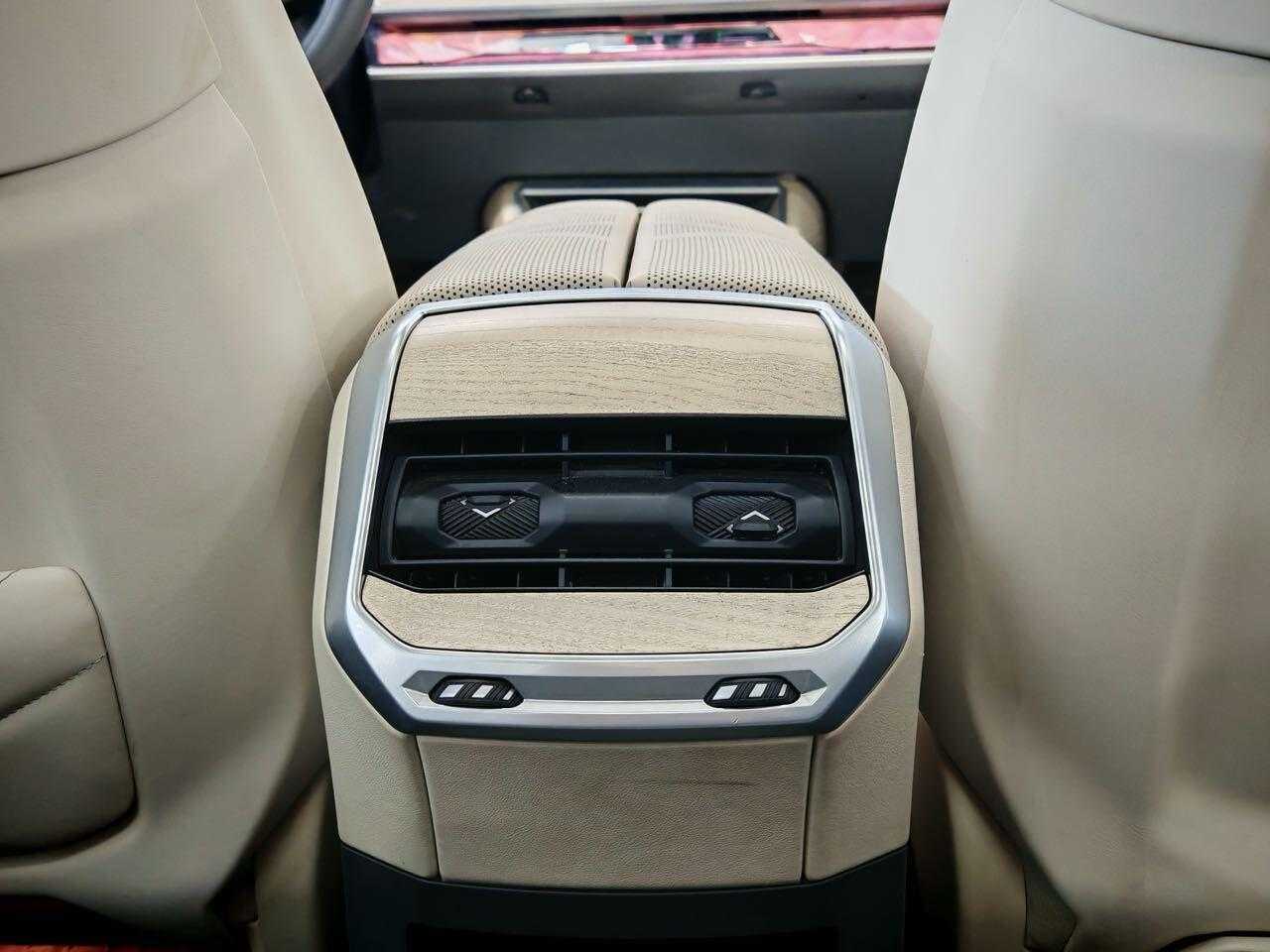 BMW i7 2022 immagine di auto #25