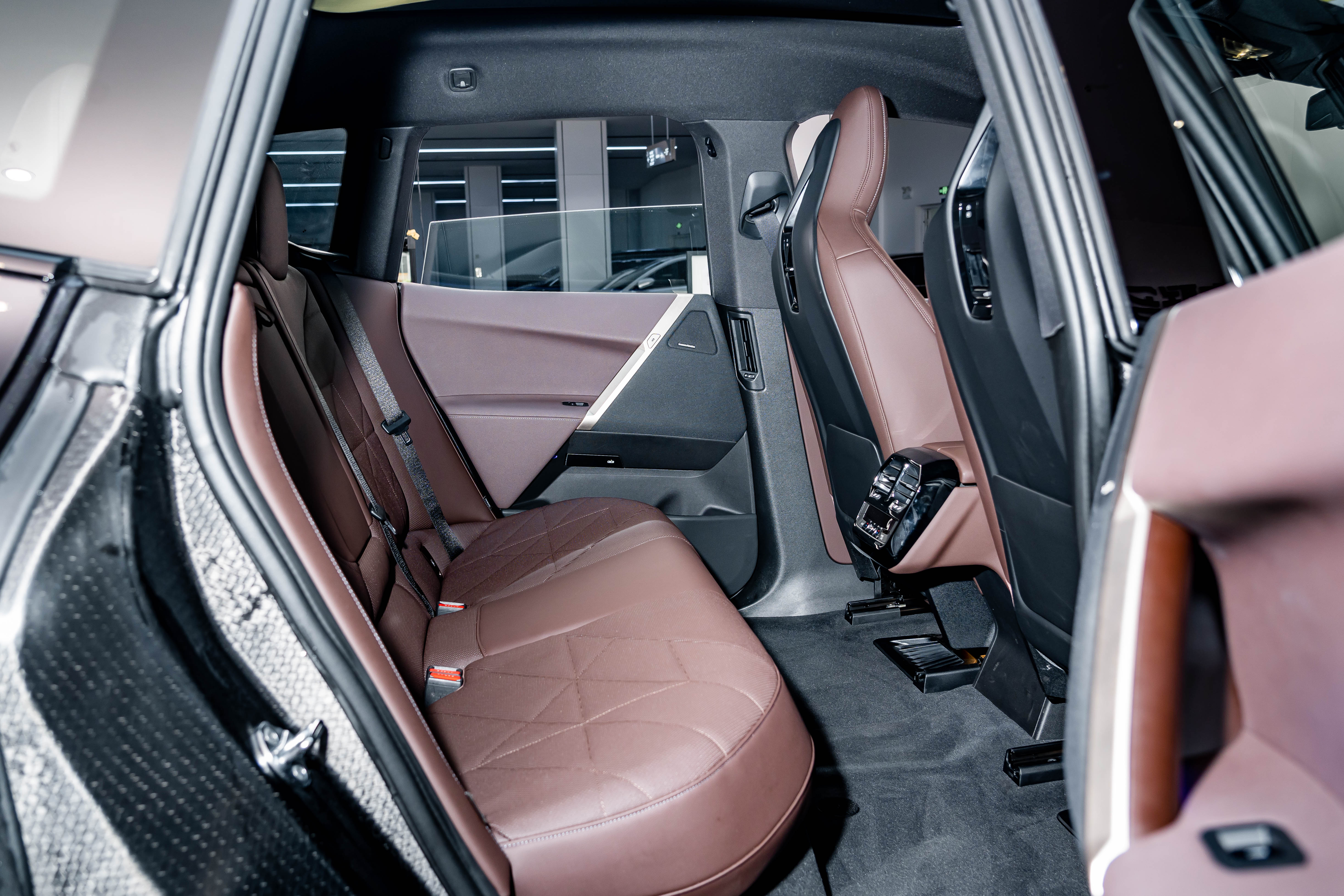 BMW iX 2024 car image #25