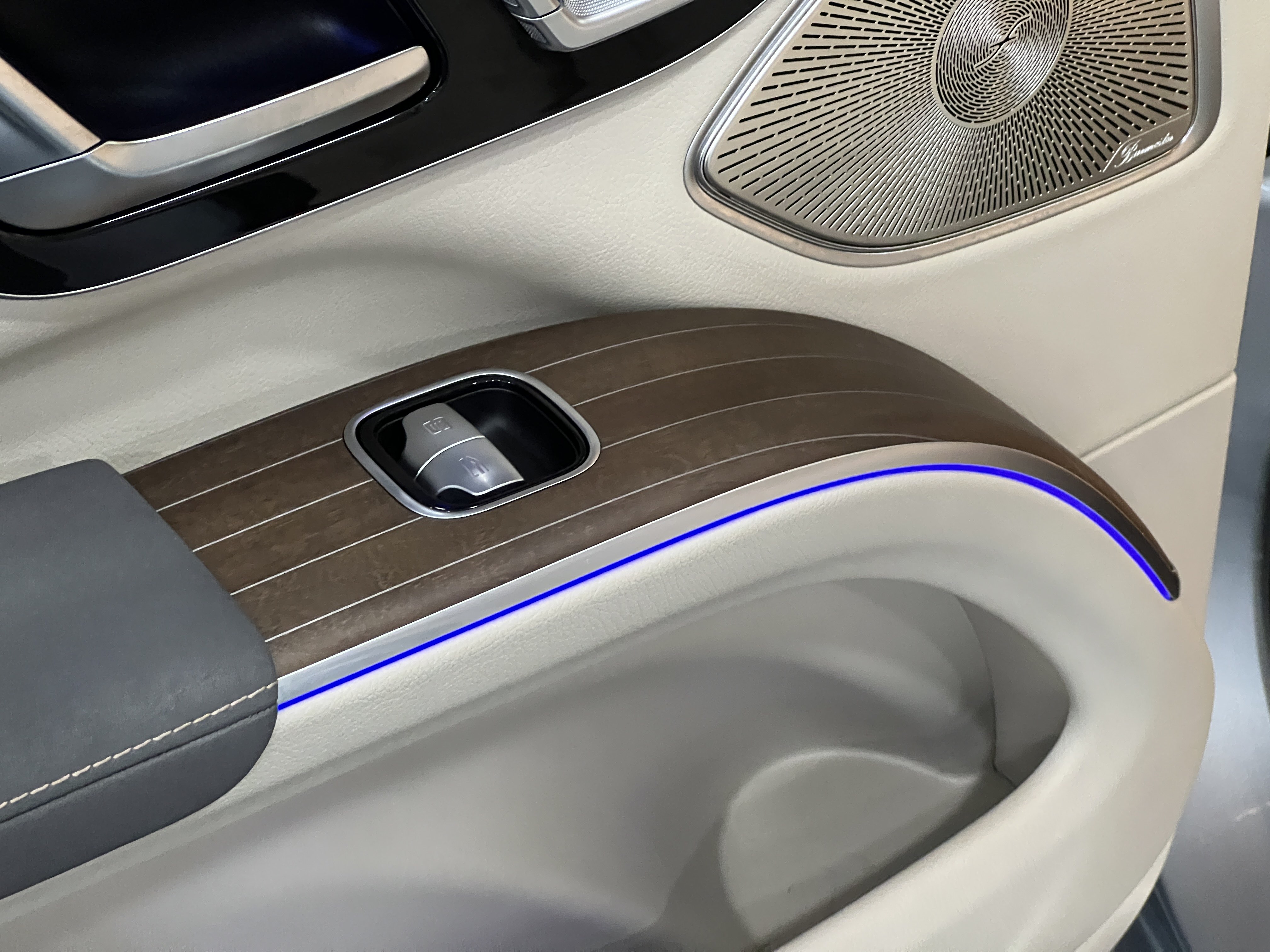 Mercedes-Benz EQS SUV 2023 car image #25