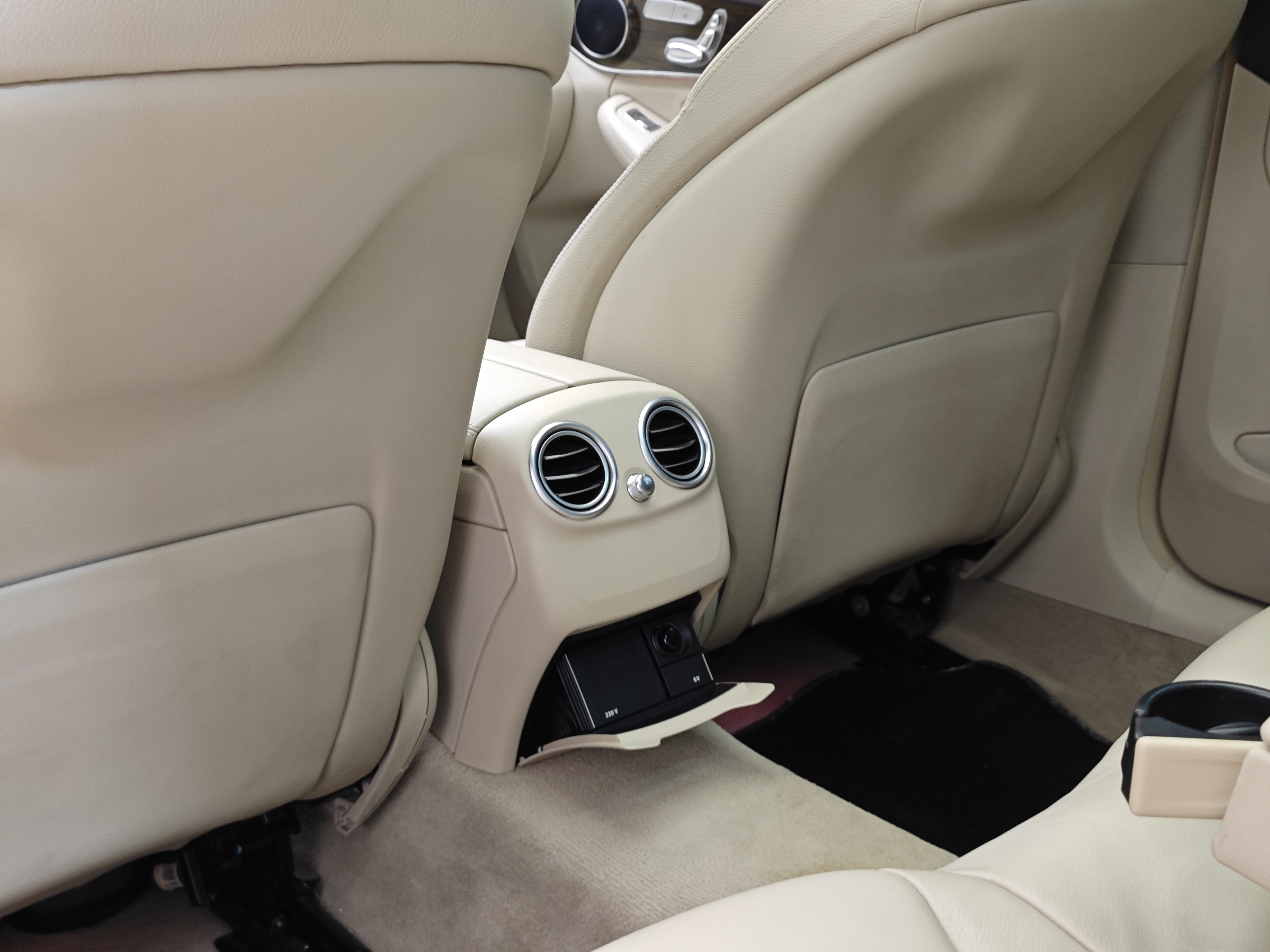 Mercedes-Benz C Class 2015 car image #25