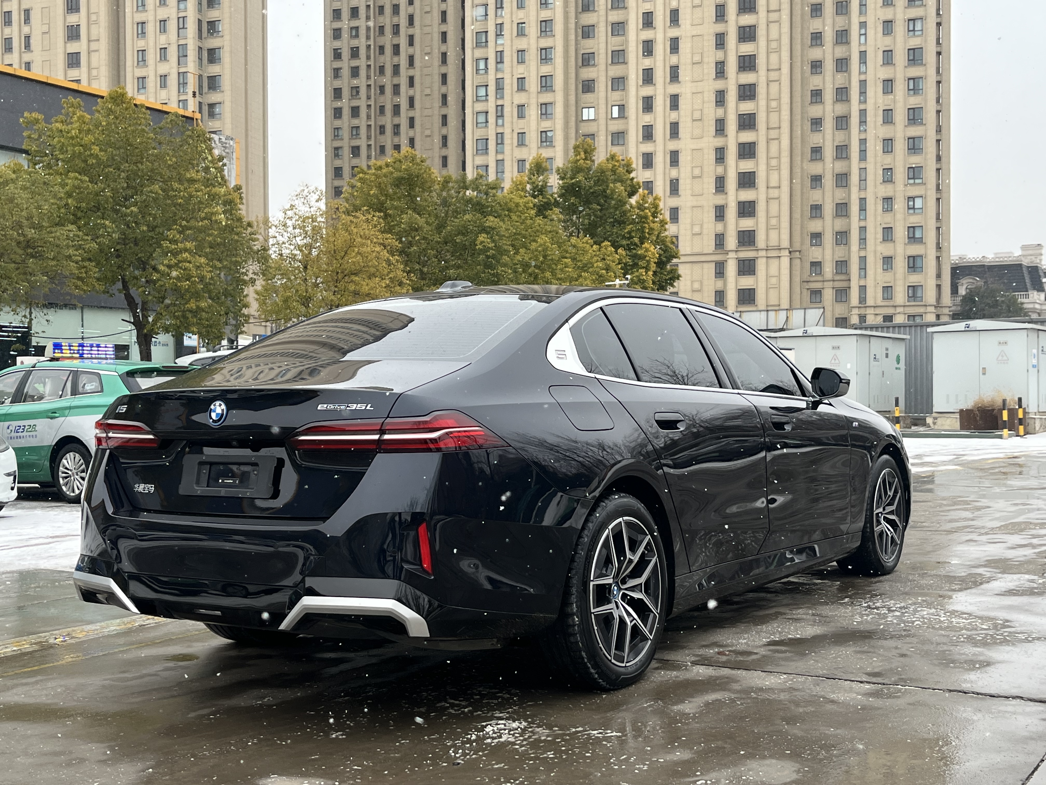 BMW i5 2024 car image #25