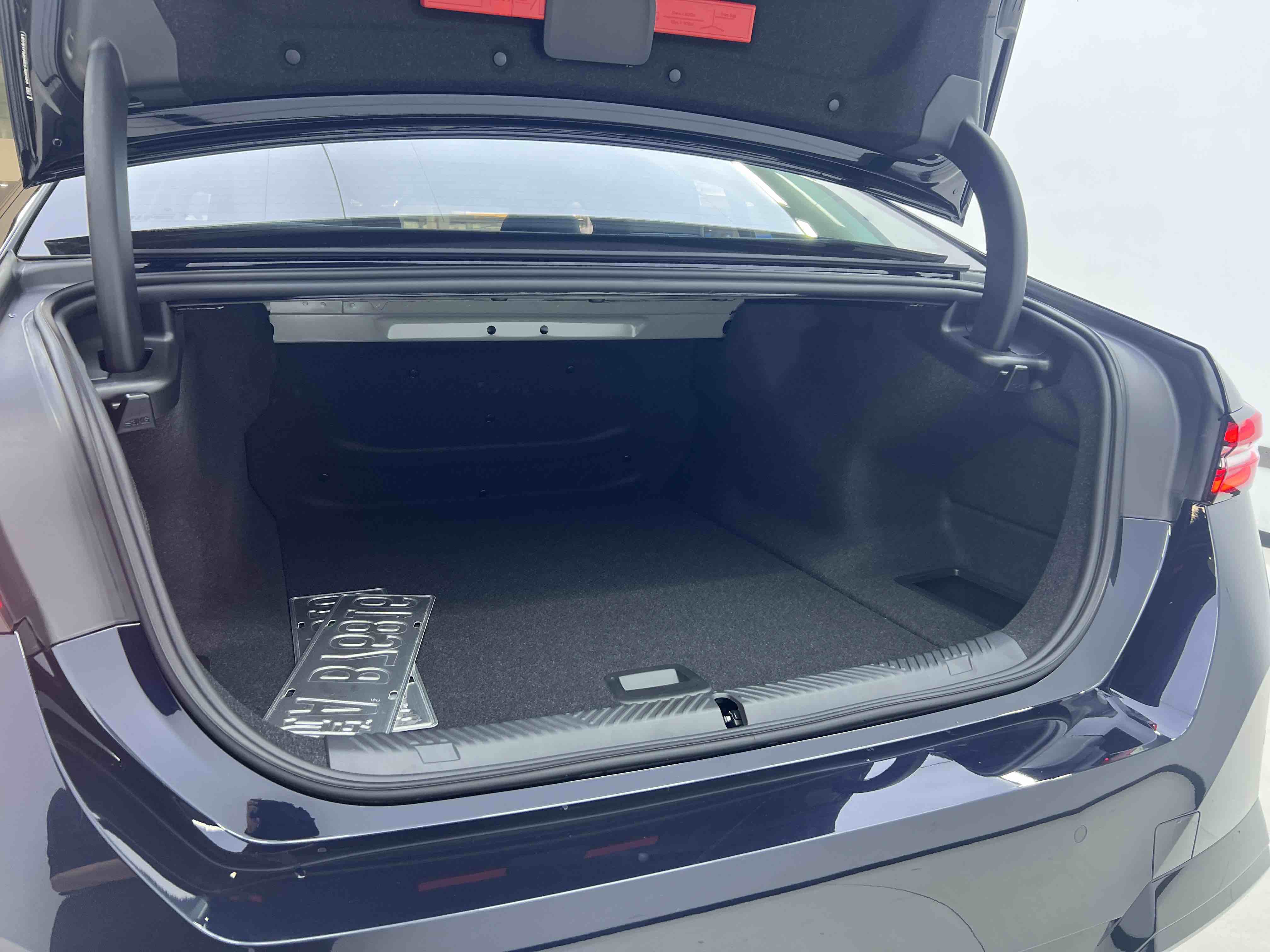 BMW i5 2025 car image #25