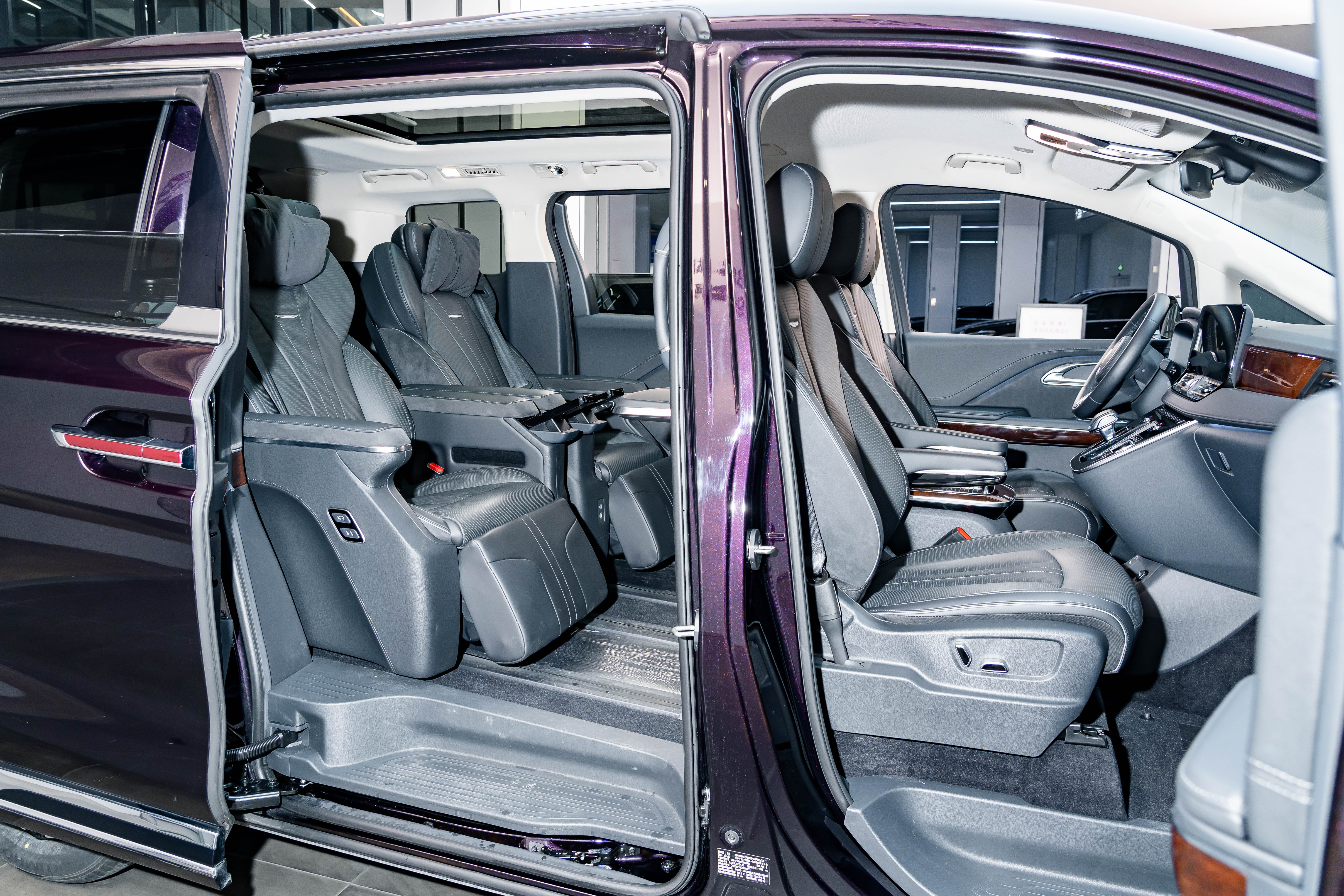 HongQi HQ9 PHEV 2025 #25 HongQi HQ9 PHEV 2025 car image #25