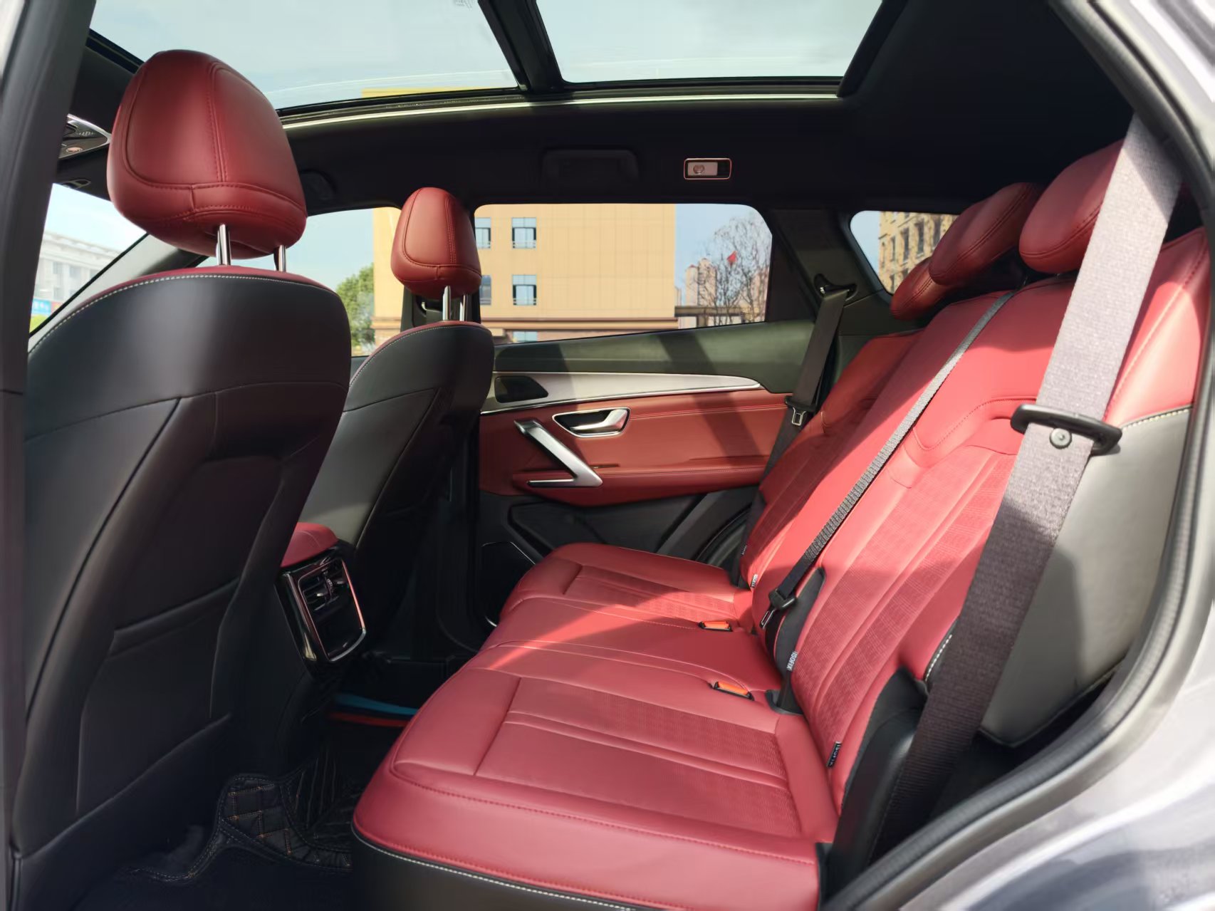 X70 PLUS 2025 car image #25