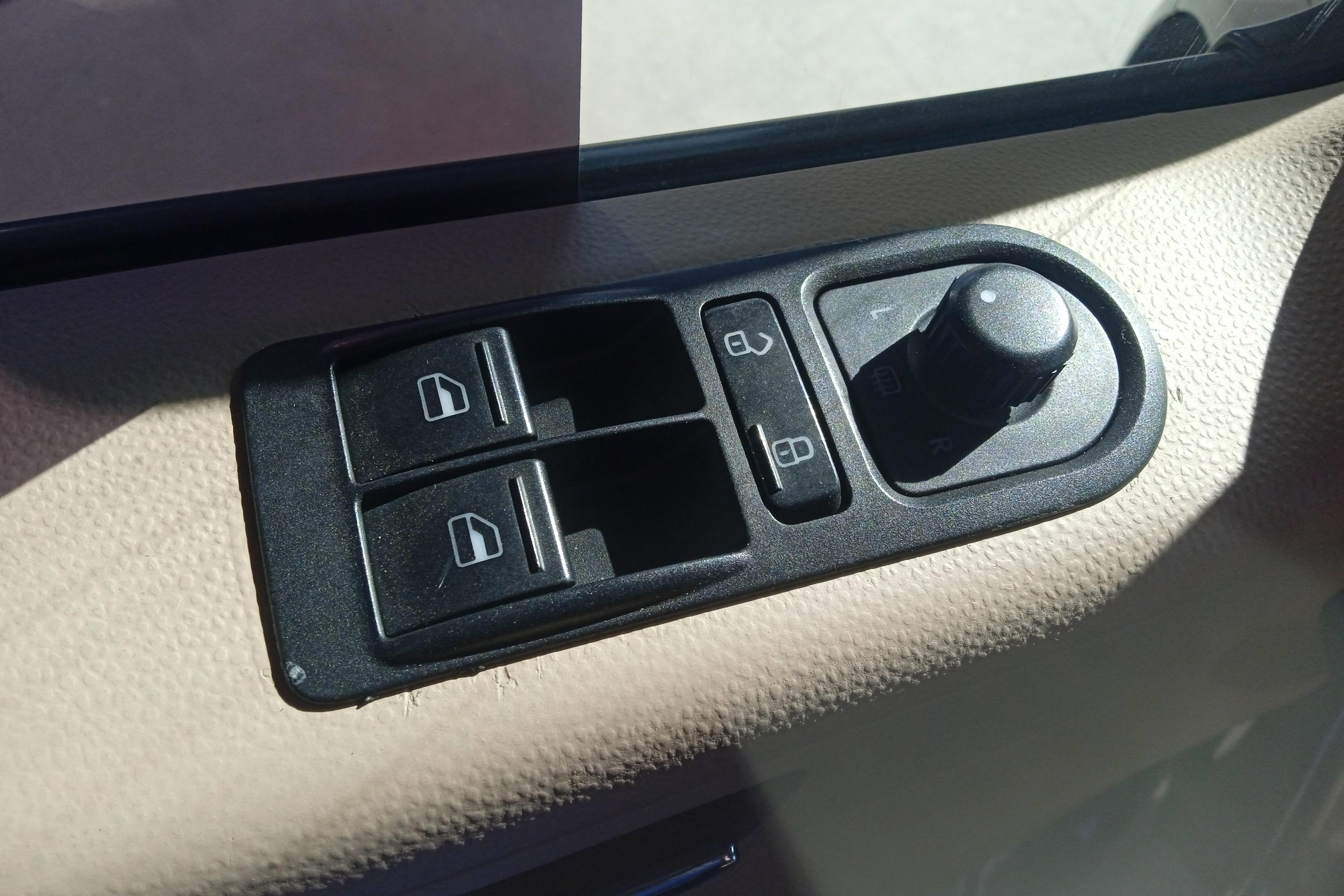 Volkswagen Caravelle 2015 immagine di auto #25