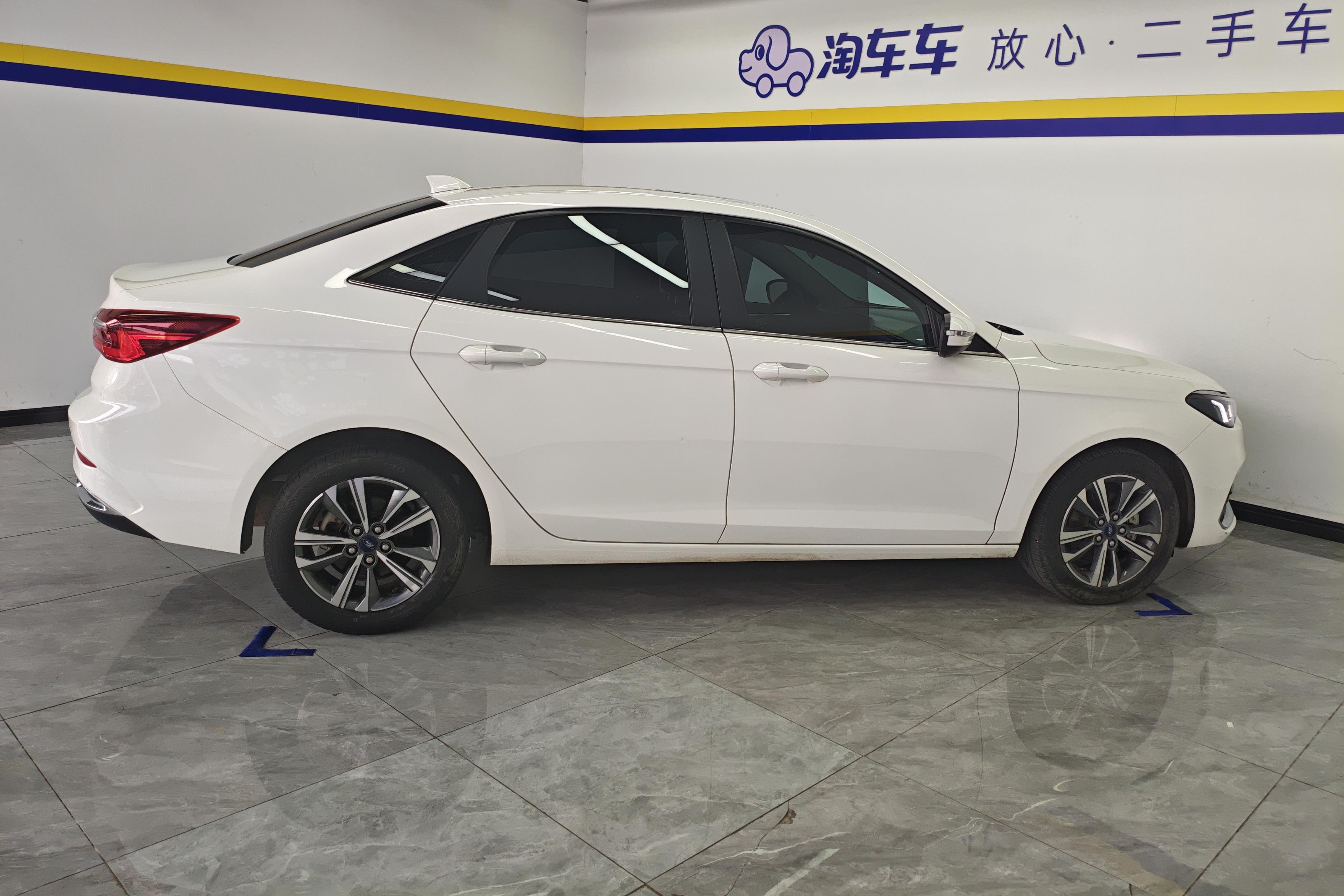 Ford Escort 2022 car image #25