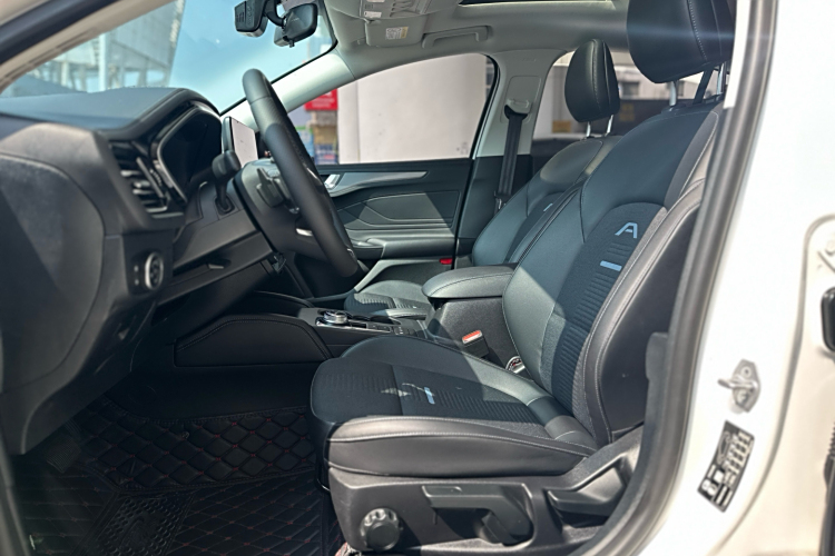 Ford Focus Active 2021 car image #25