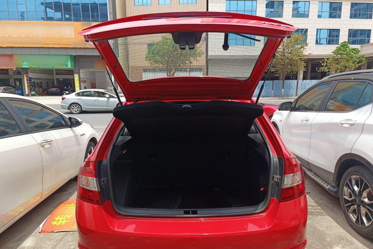 Skoda Rapid Spaceback 2015 car image #25