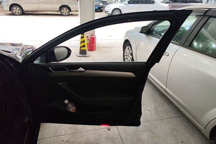 Volkswagen Passat Variant 2018 immagine di auto #25