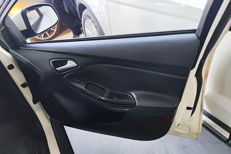 Ford Focus (Imported) 2014 car image #25