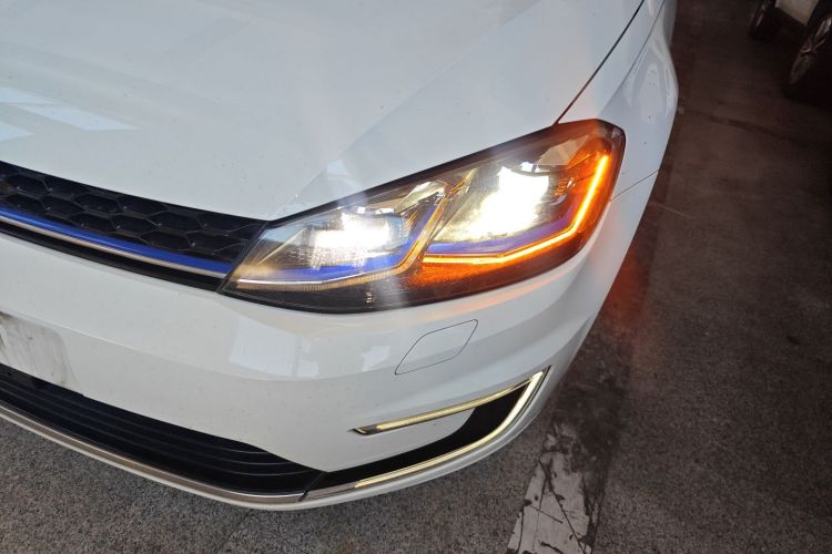 Volkswagen Golf Pure Electric 2020 car image #25