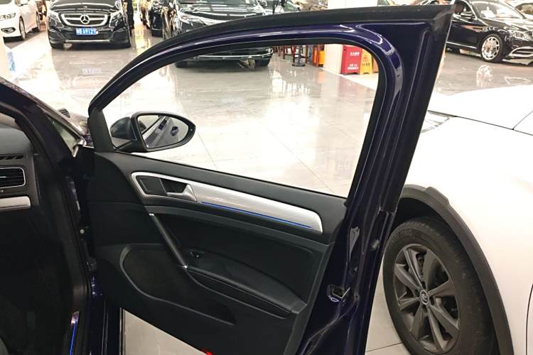 Volkswagen Golf Pure Electric 2020 image de voiture #25