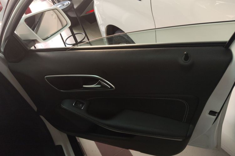 Mercedes-Benz GLA Class 2015 car image #25