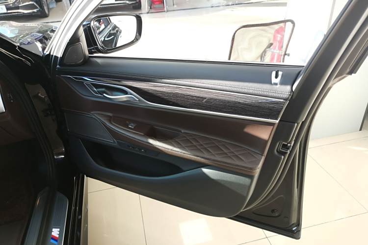 BMW M760Le 2022 #25 BMW M760Le 2022 car image #25